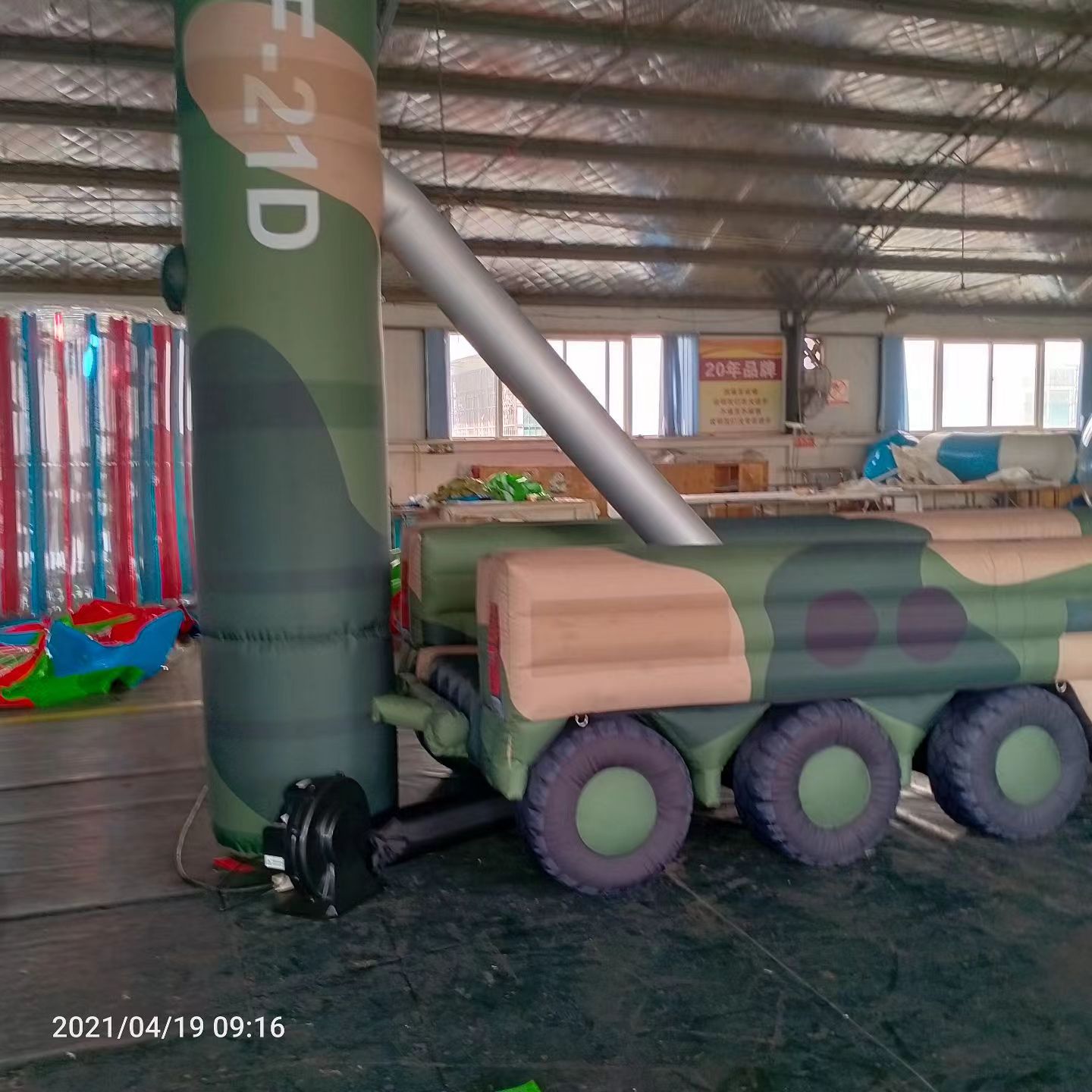 新吴军事演习中的充气目标车辆：模拟发射车雷达车坦克飞机